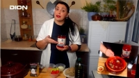 Η Έλσα Τζαβαλά μαγειρεύει γιουβέτσι με μοσχαράκι και σάλτσα ντομάτας ΜΕΣΟΓΕΙΑΚΗ της dellas natural foods! BINTEO